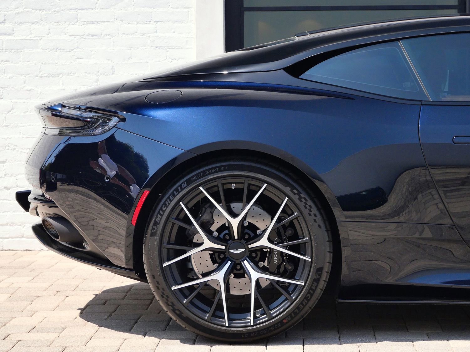 Used 2025 Aston Martin DB12 Coupe RWD image 16
