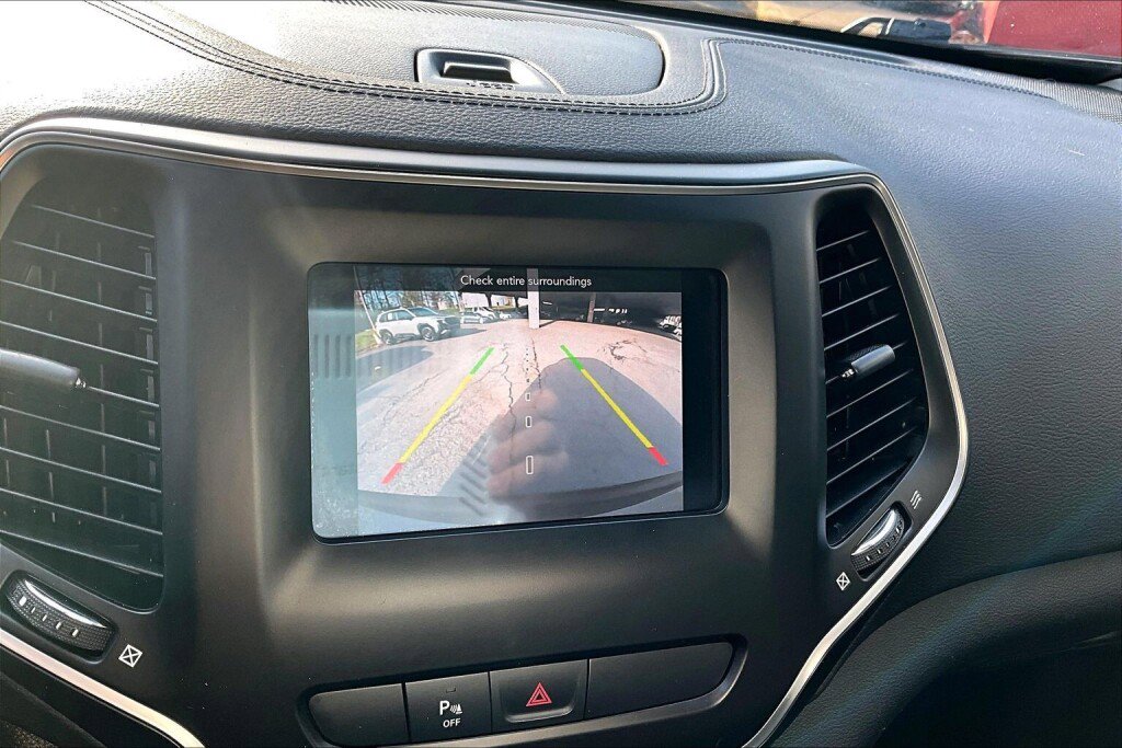 Used 2019 Jeep Cherokee Latitude Plus AWD/4WD image 9