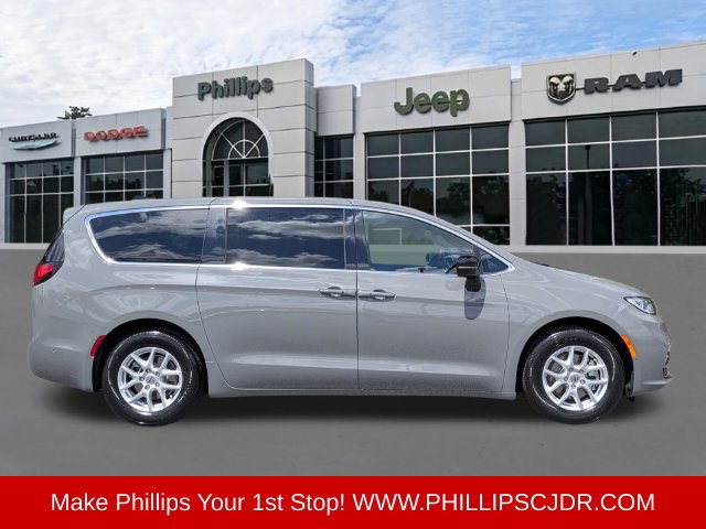 Used 2025 Chrysler Pacifica Select FWD image 2