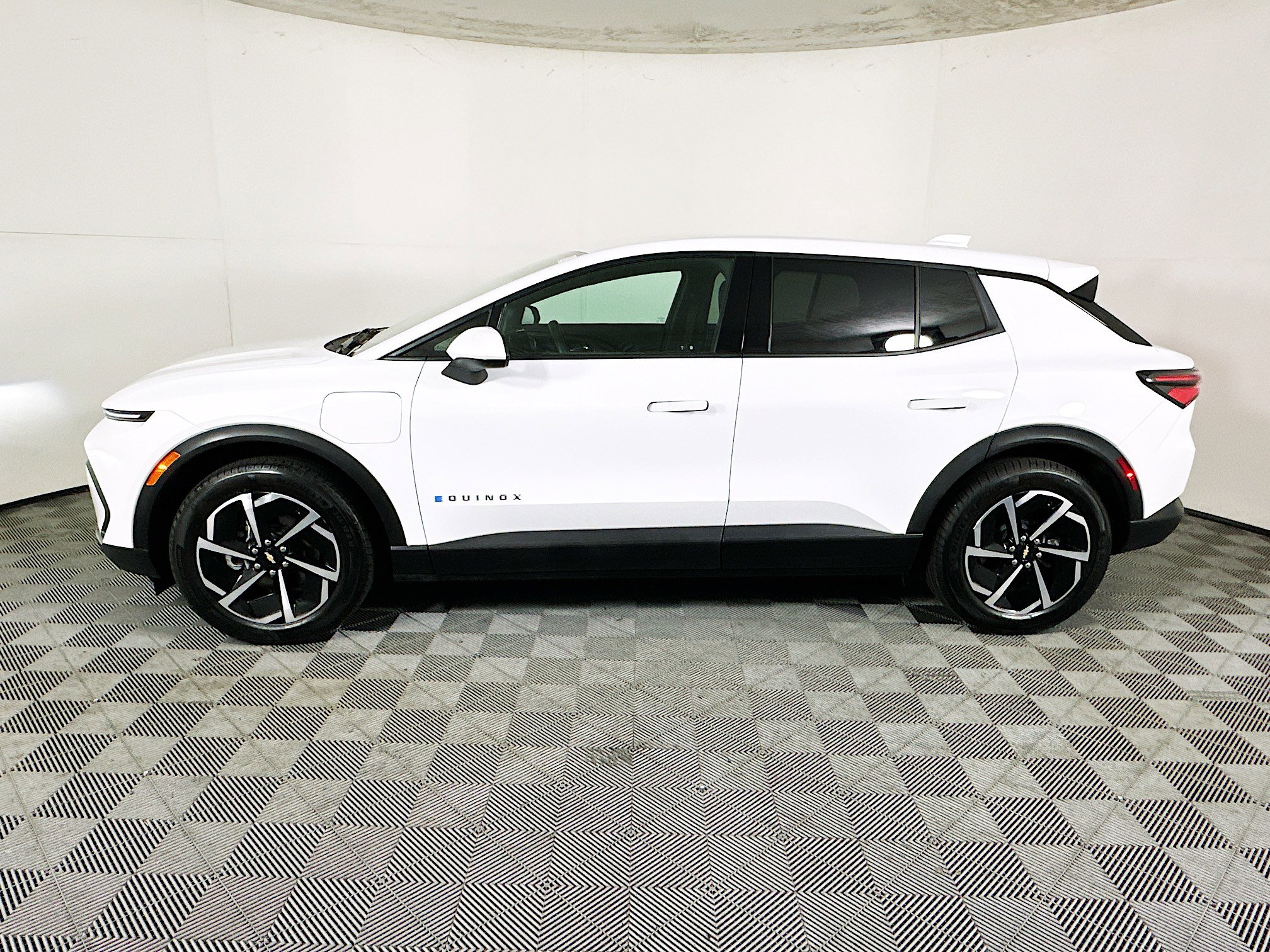 Used 2025 Chevrolet Equinox EV LT image 6