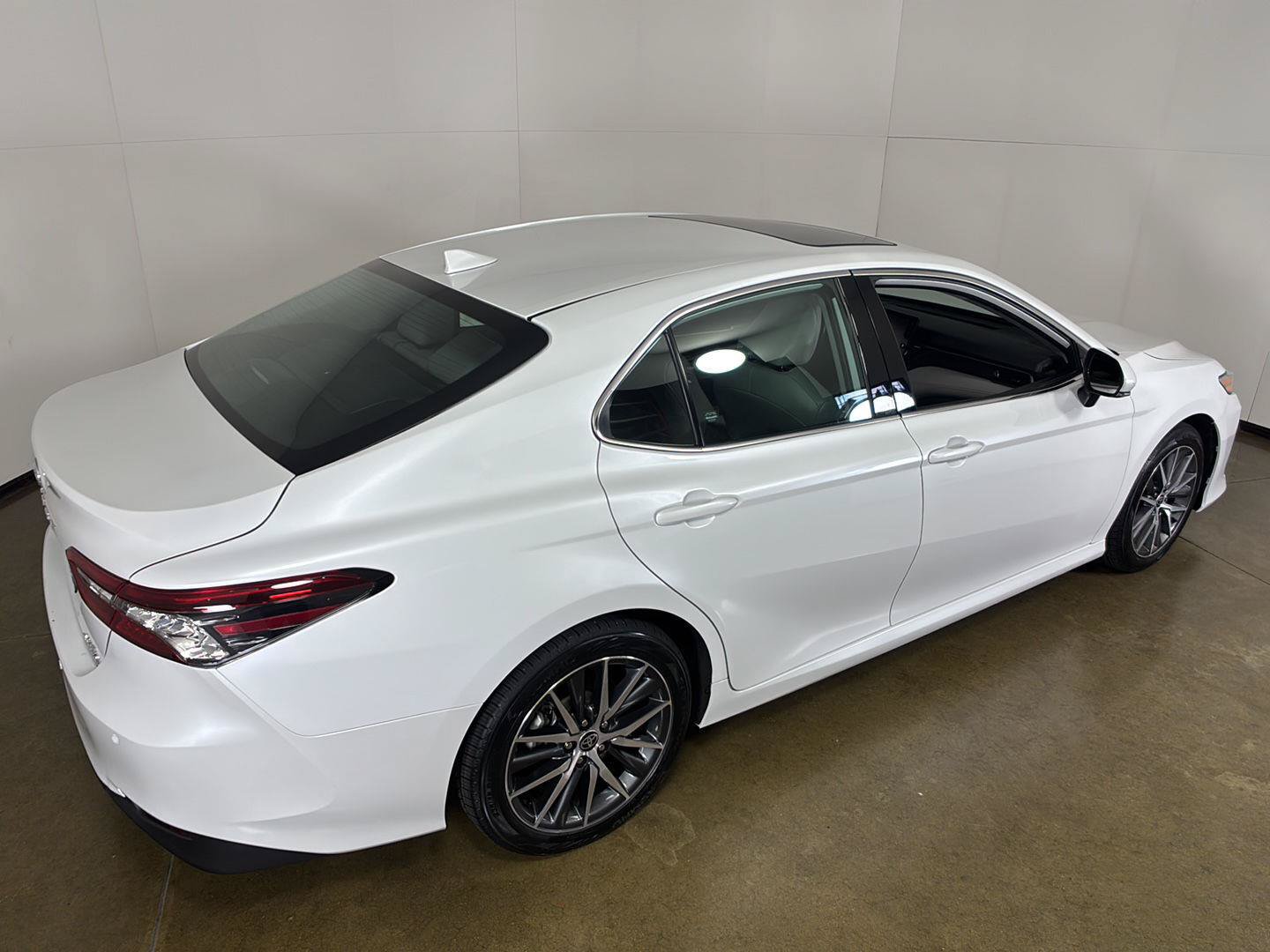 Used 2022 Toyota Camry XLE w/ Navigation Upgrade Package FWD image 10