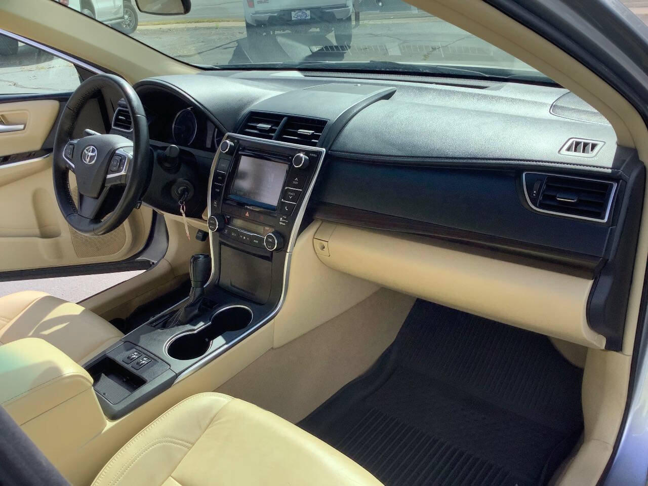 Used 2017 Toyota Camry XLE FWD image 33