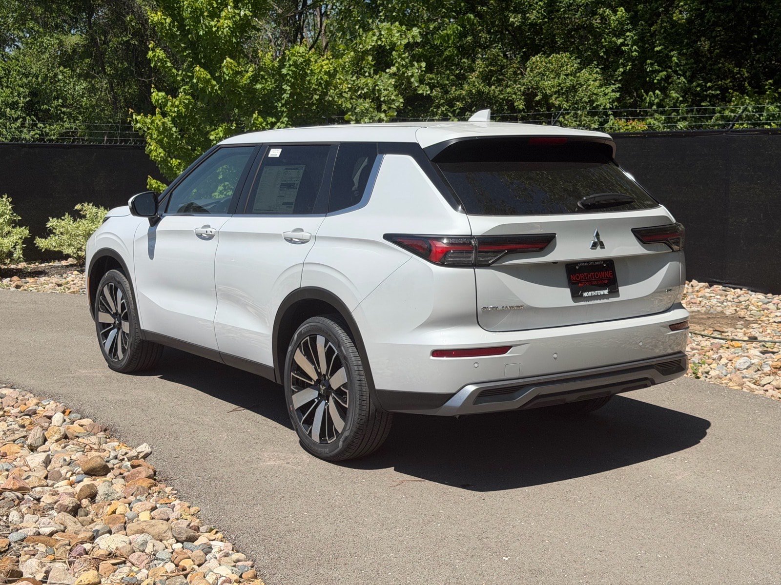 New 2026 Mitsubishi Outlander SE AWD/4WD image 3