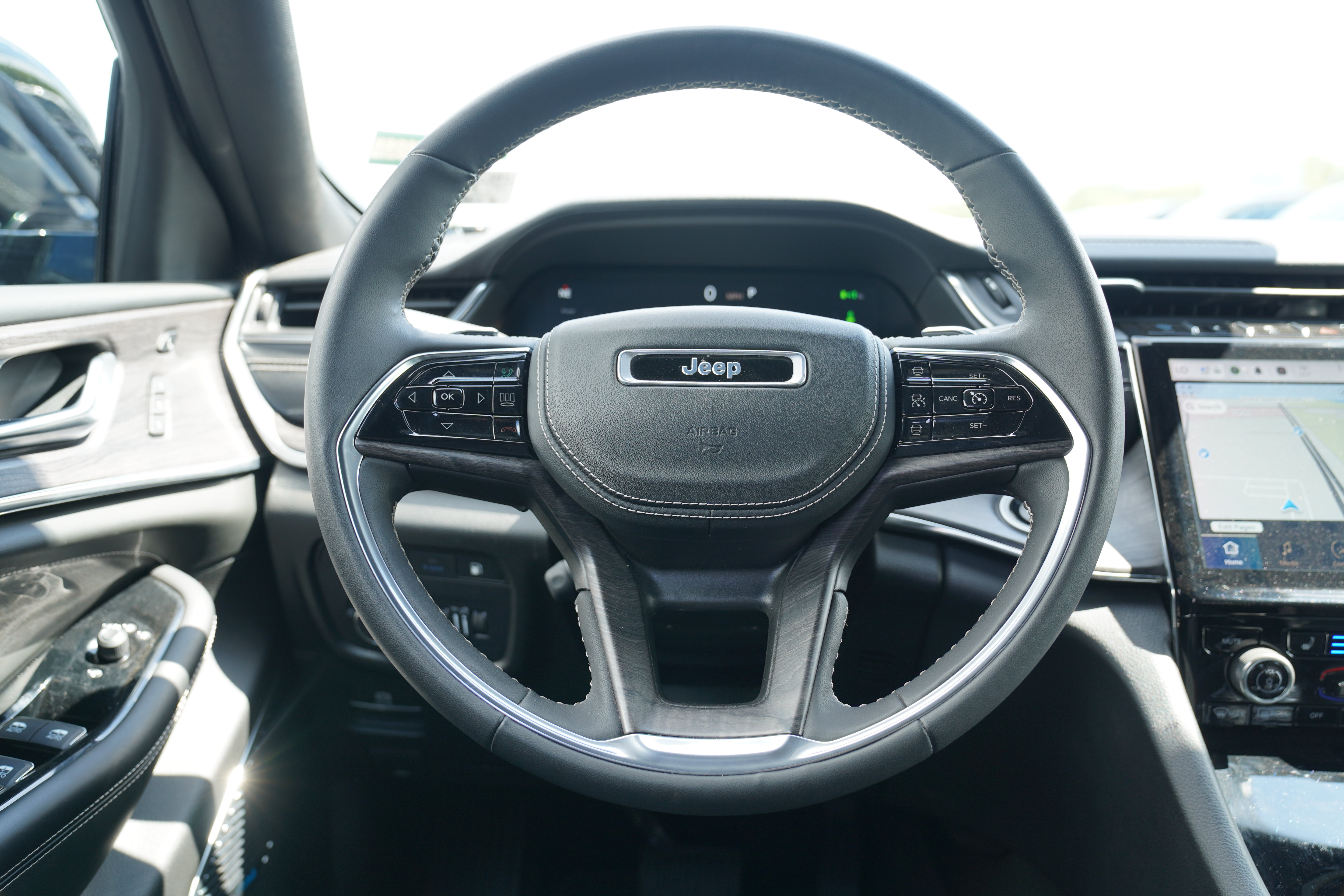 Certified 2023 Jeep Grand Cherokee Overland w/ Luxury Tech Group IV AWD/4WD image 18