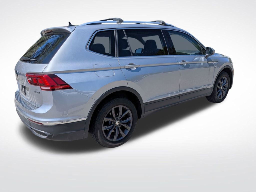 Used 2024 Volkswagen Tiguan SE w/ Panoramic Sunroof Package AWD/4WD image 3