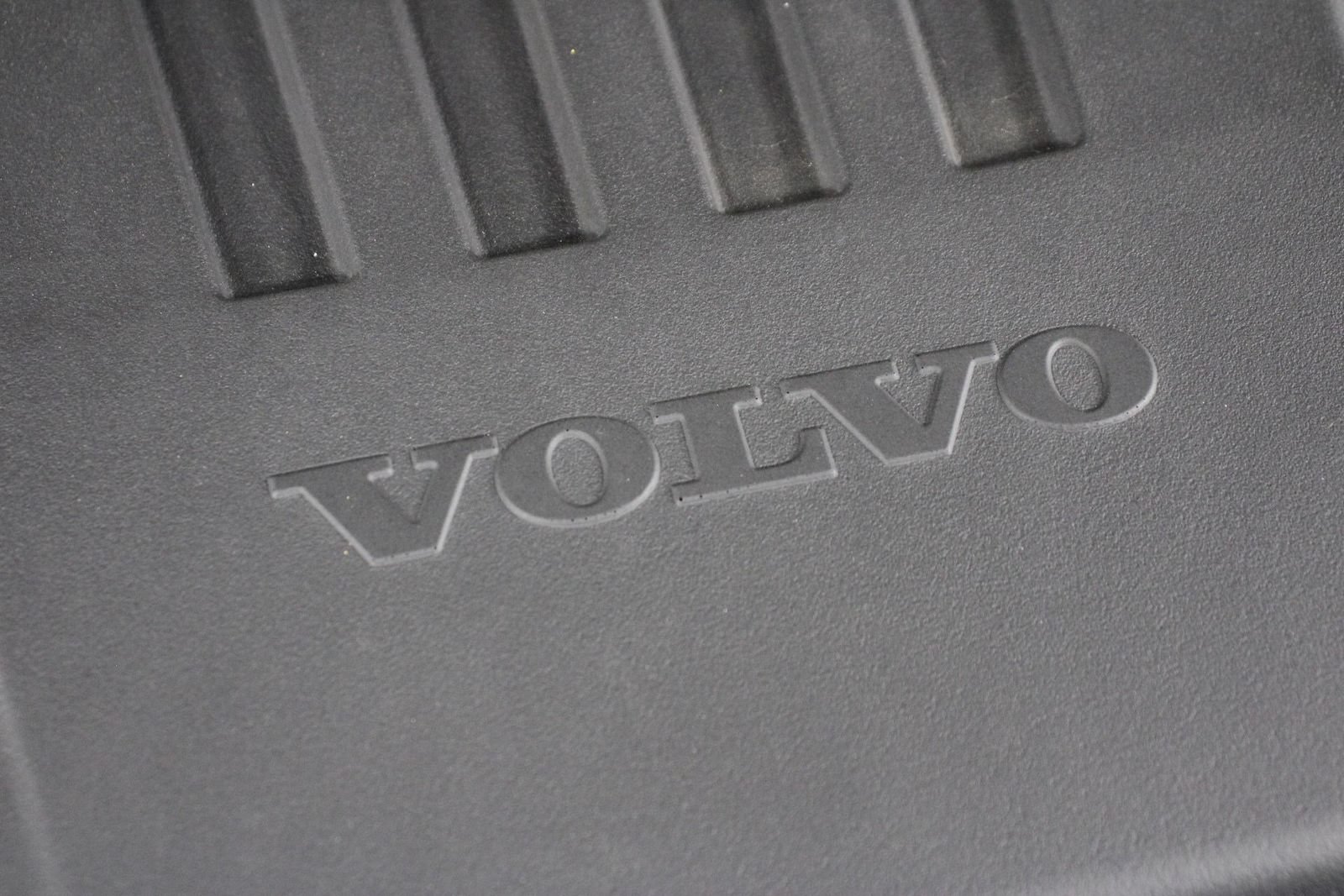 Certified 2025 Volvo XC60 B5 Plus AWD/4WD image 25