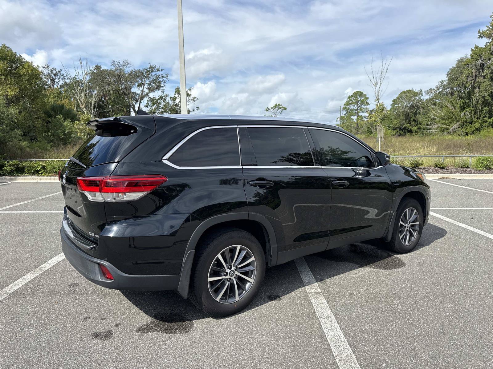 Used 2019 Toyota Highlander XLE AWD/4WD image 3