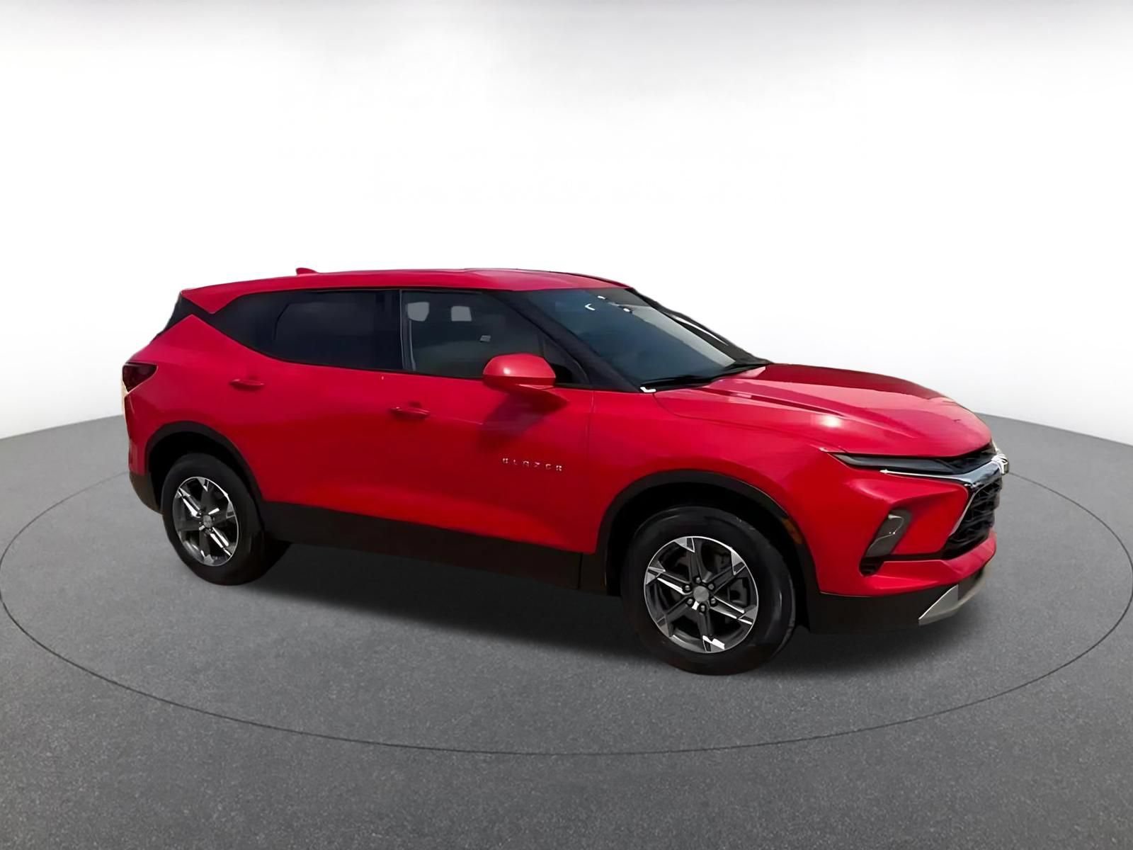 Used 2025 Chevrolet Blazer LT FWD image 2