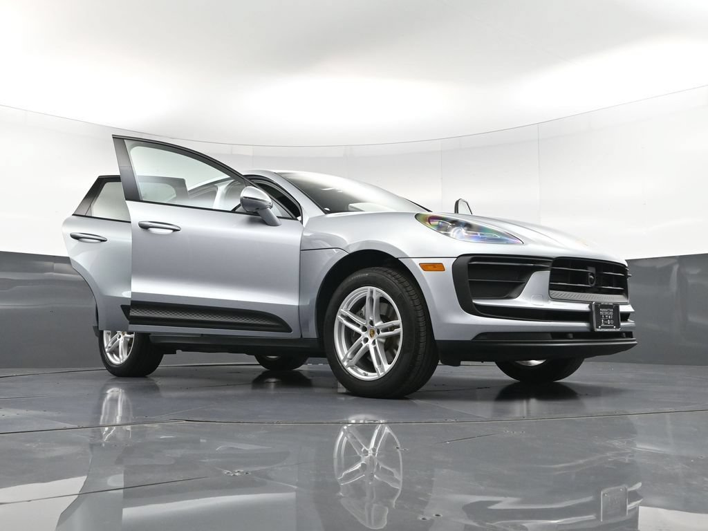 Certified 2025 Porsche Macan AWD/4WD image 36