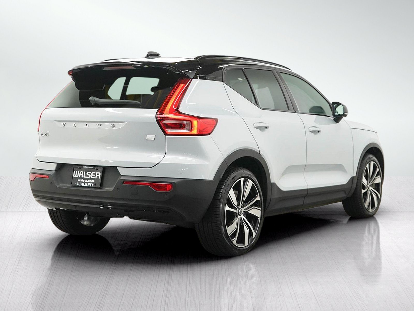 Used 2021 Volvo XC40 P8 Recharge w/ Advanced Package AWD/4WD image 5