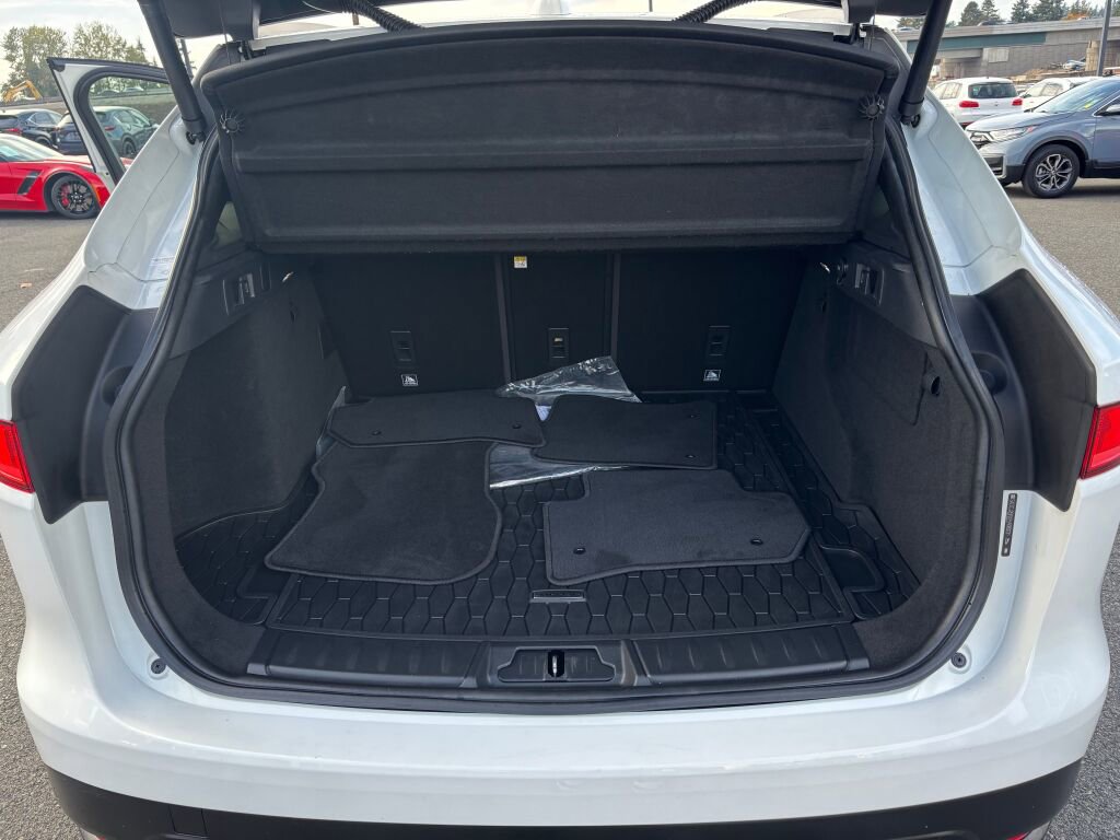 Used 2017 Jaguar F-PACE Premium image 11