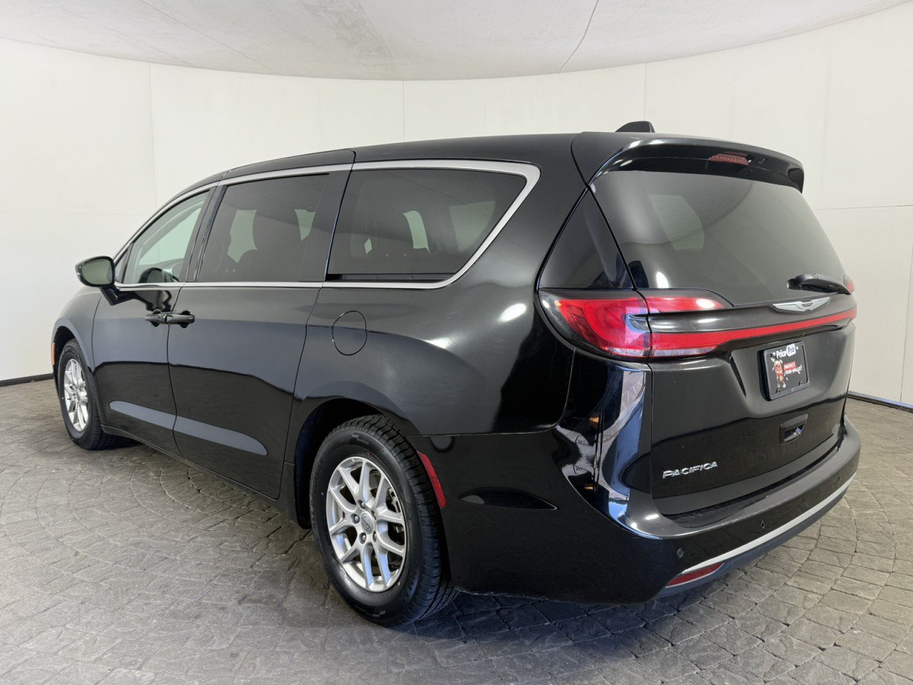 Used 2024 Chrysler Pacifica Touring-L FWD image 5