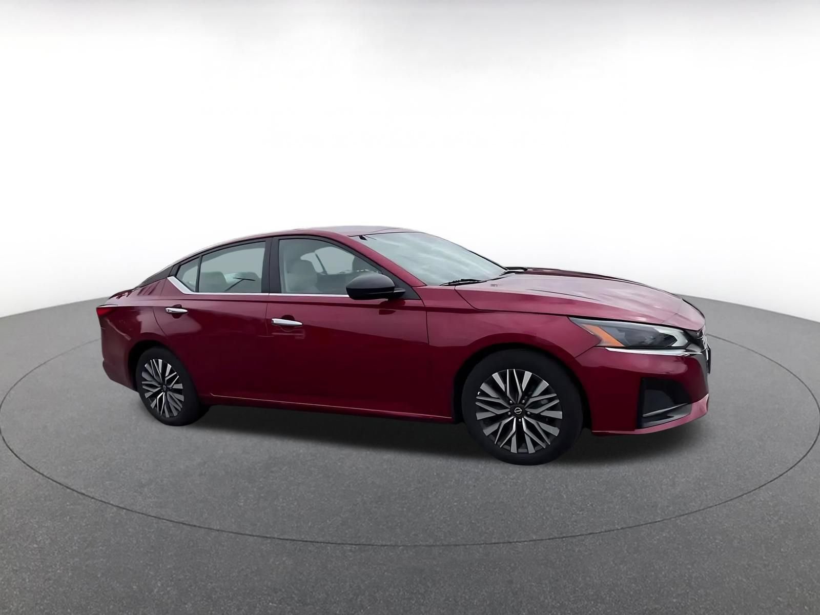 Used 2025 Nissan Altima 2.5 SV FWD image 2