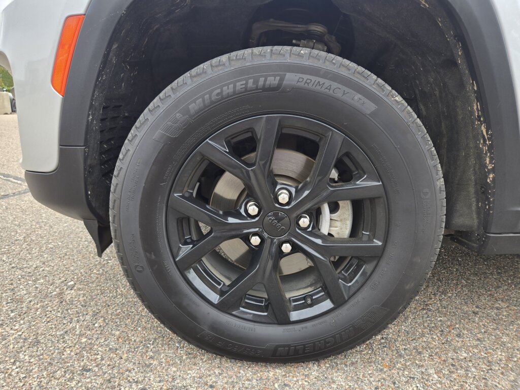 Used 2025 Jeep Grand Cherokee Altitude AWD/4WD image 15