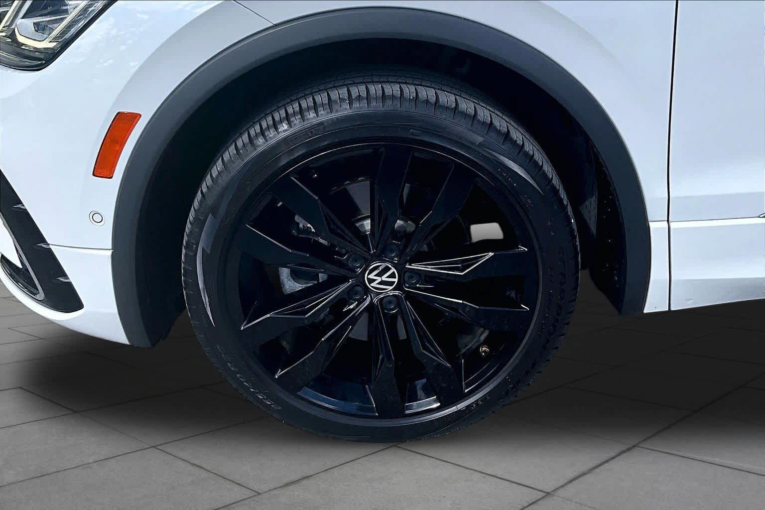 Used 2022 Volkswagen Tiguan SEL R-Line AWD/4WD image 11