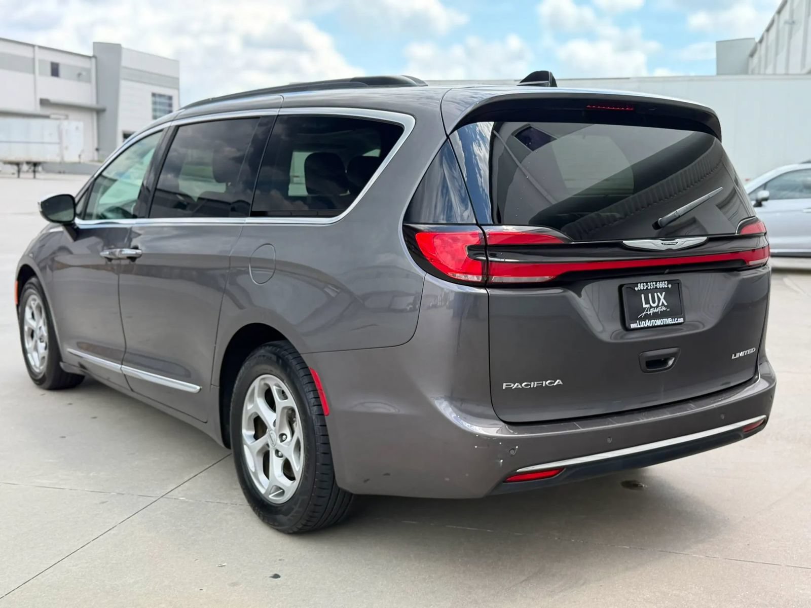 Used 2023 Chrysler Pacifica Limited FWD image 11