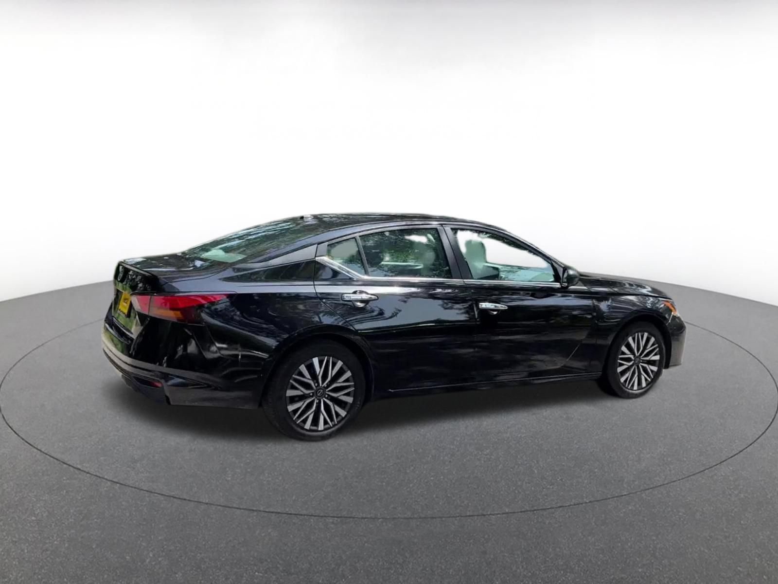 Used 2025 Nissan Altima 2.5 SV FWD image 14