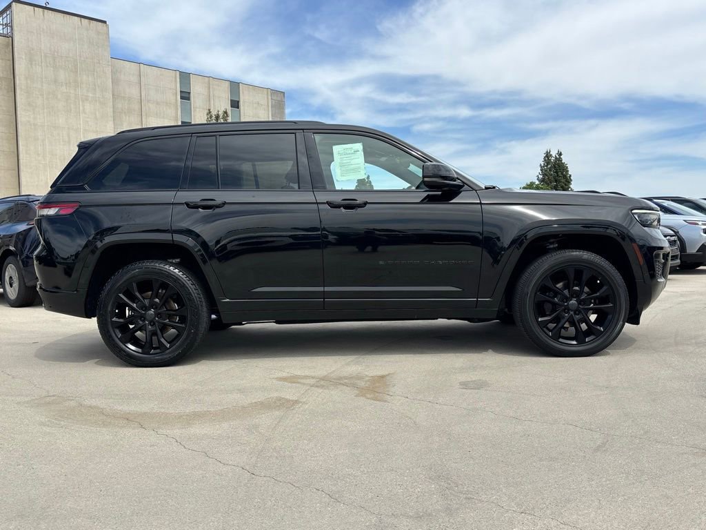 Used 2022 Jeep Grand Cherokee Overland w/ Luxury Tech Group IV AWD/4WD image 3