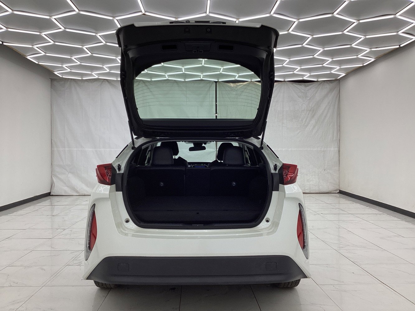 Used 2018 Toyota Prius Prime Premium image 40