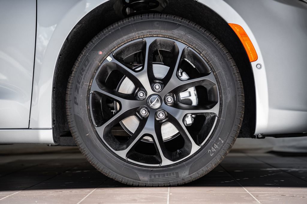 New 2026 Chrysler Pacifica Limited w/ Uconnect Theater Family Group image 16