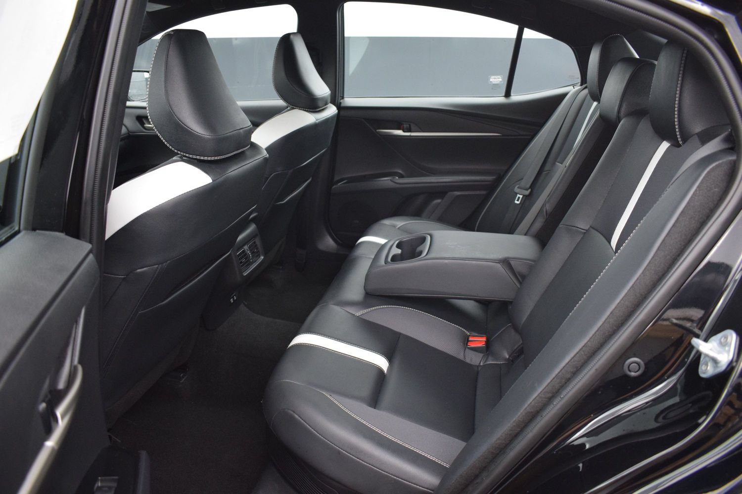 Used 2025 Toyota Camry SE FWD image 12