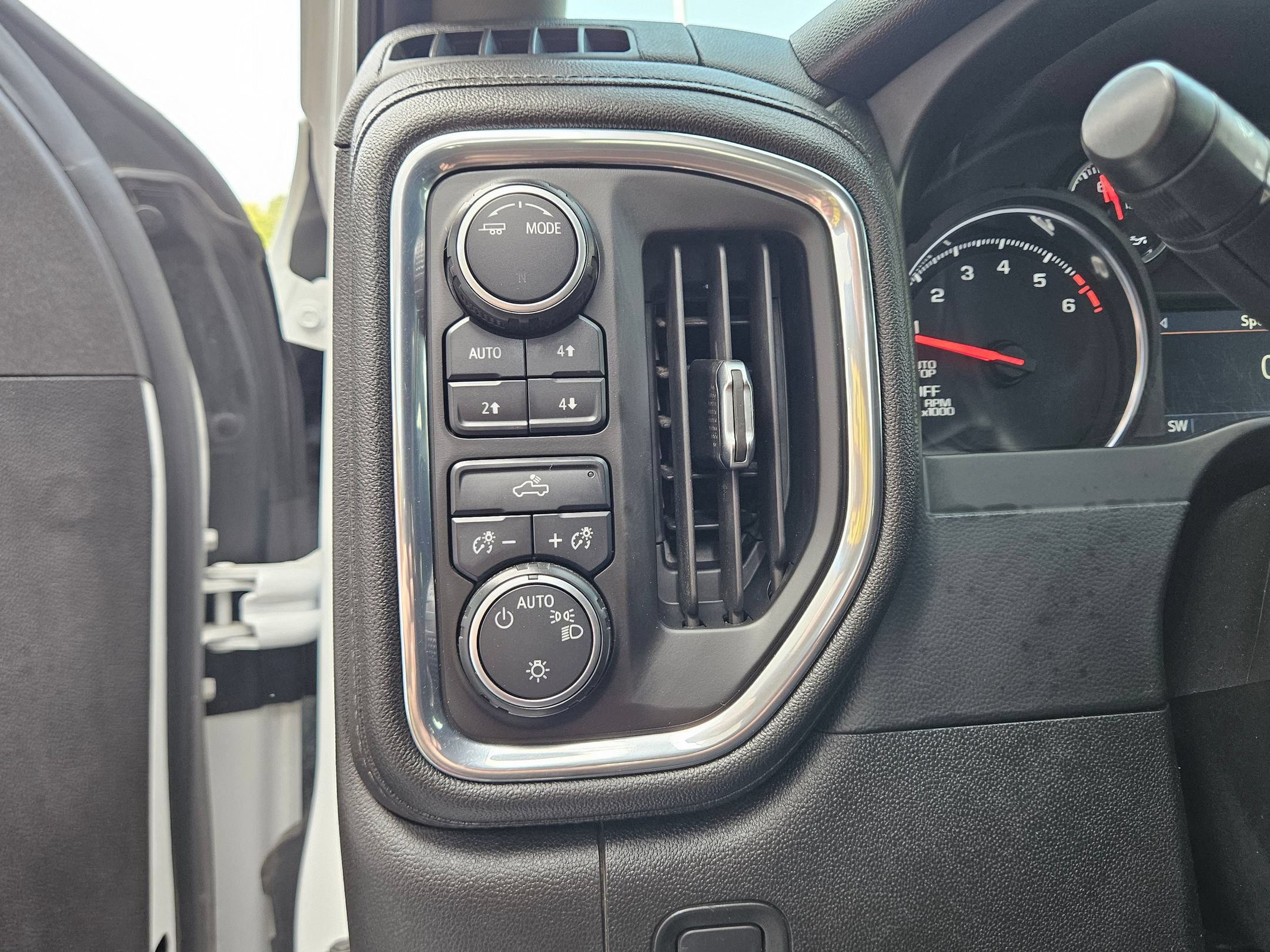 Used 2021 Chevrolet Silverado 1500 LT w/ Z71 Off-Road Package AWD/4WD image 19