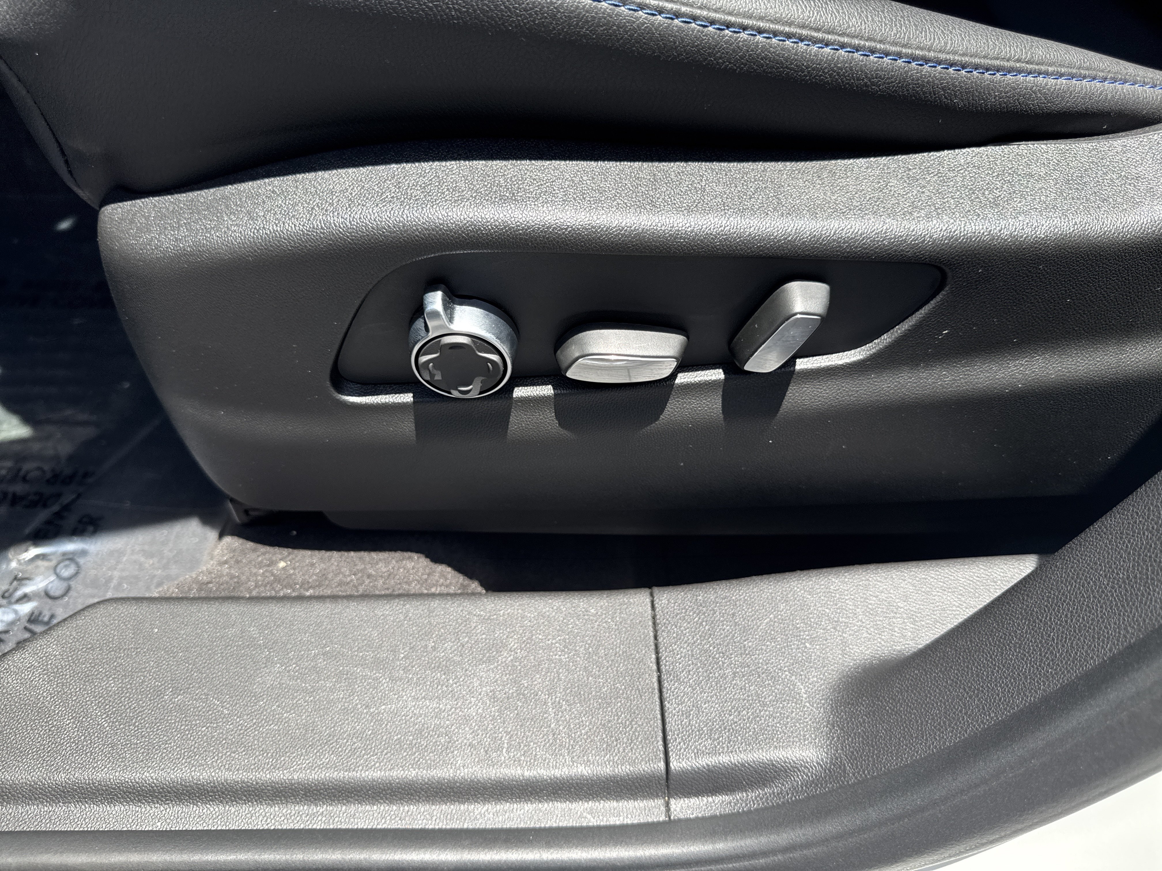 Certified 2025 Cadillac XT4 Sport w/ LPO, Onyx Lite Package FWD image 22