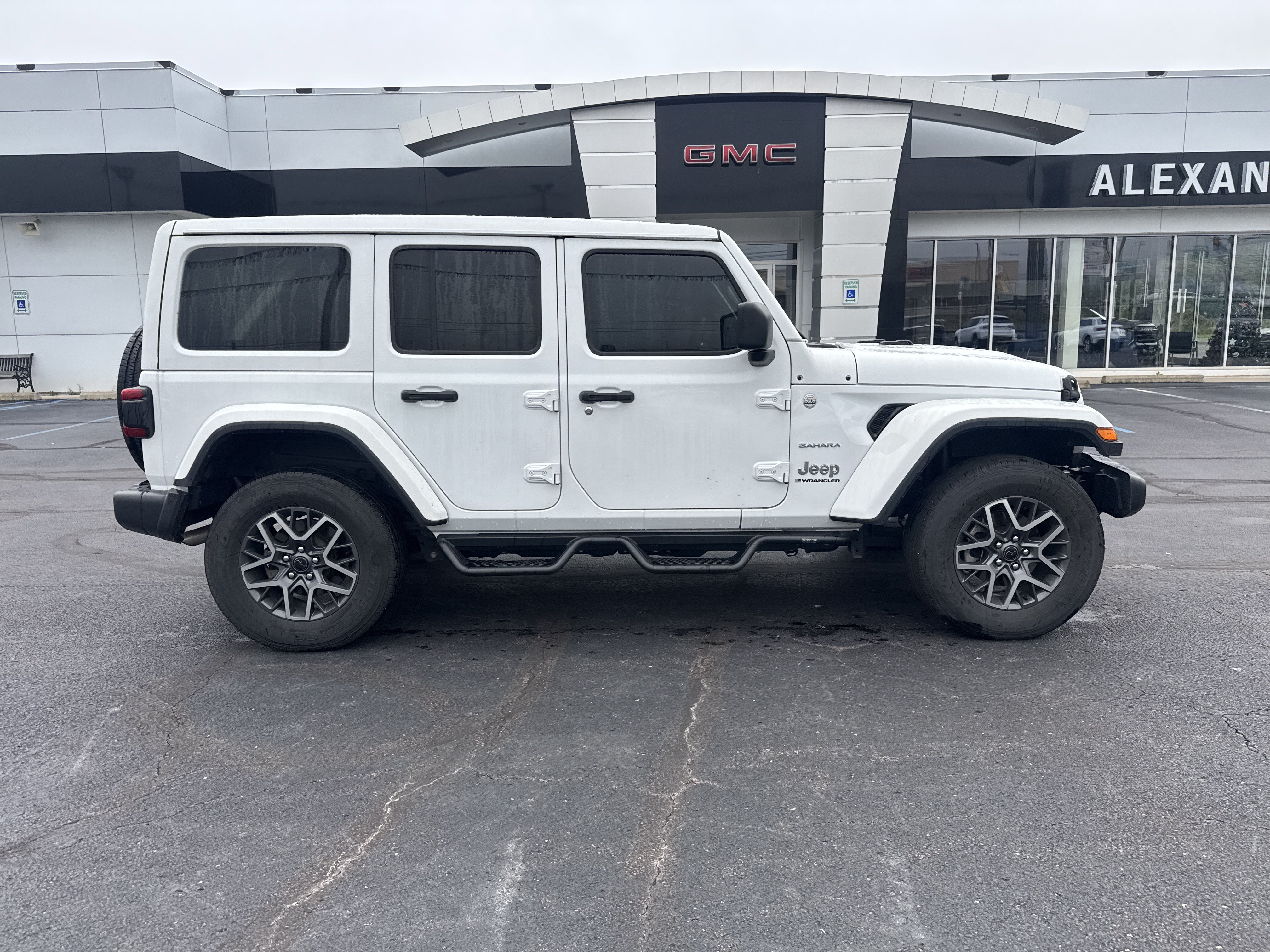 Used 2024 Jeep Wrangler Unlimited Sahara w/ Technology Group AWD/4WD video 2