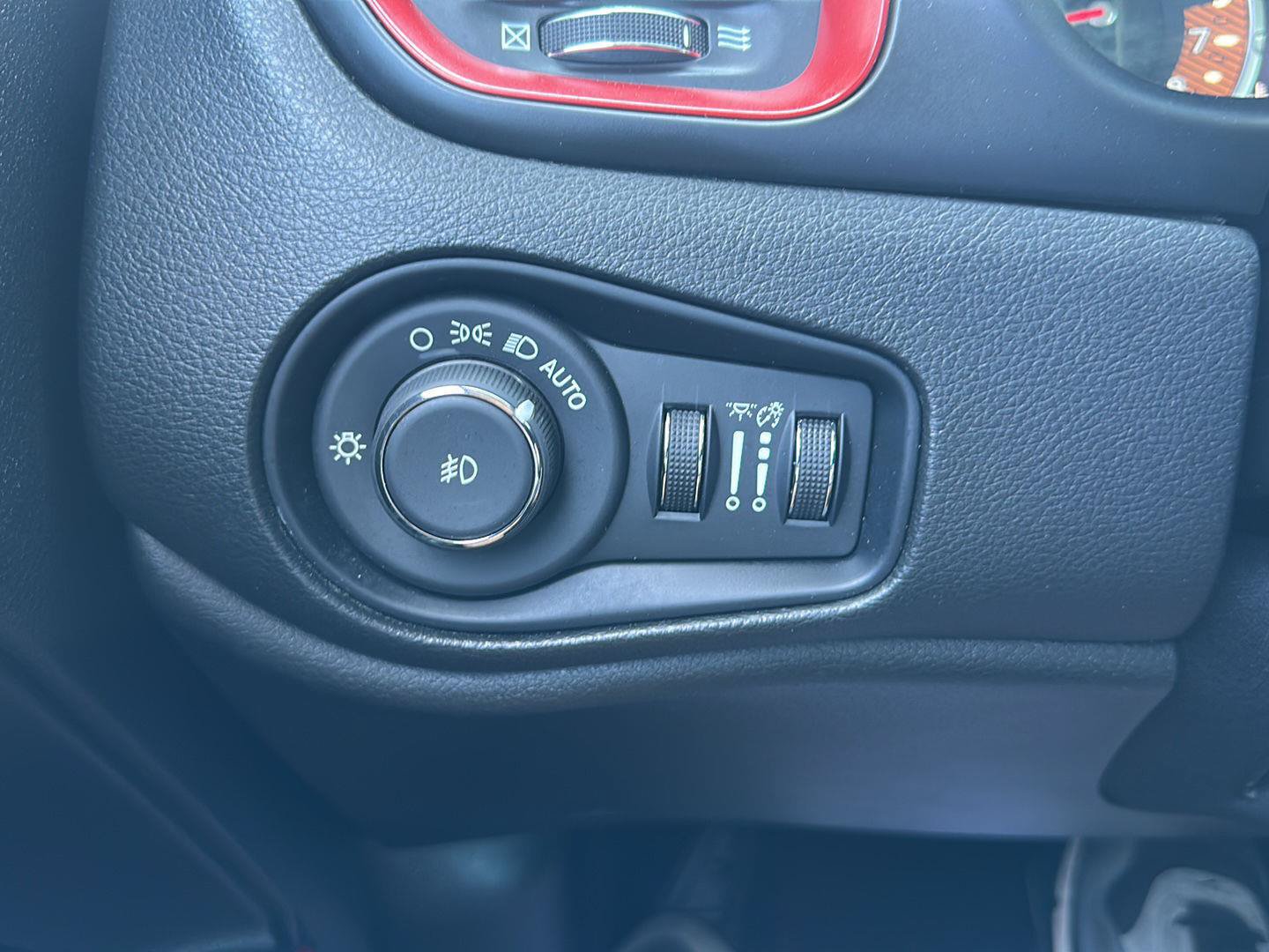 Used 2023 Jeep Renegade Trailhawk AWD/4WD image 28