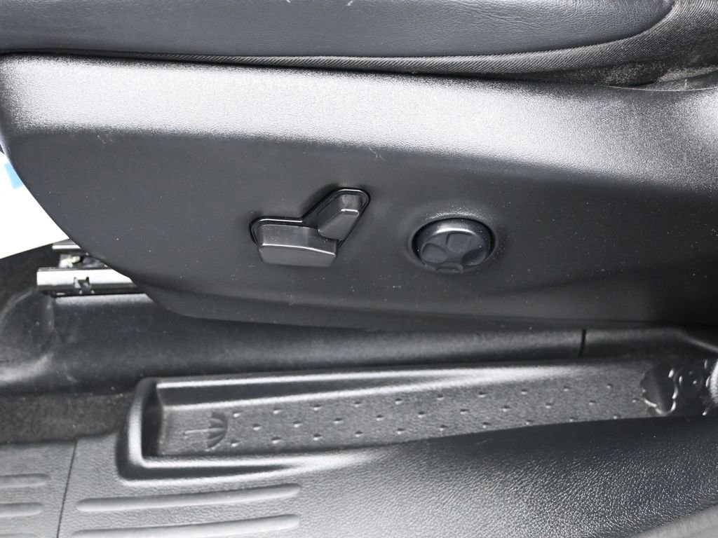 Used 2024 Chrysler Pacifica Select image 12