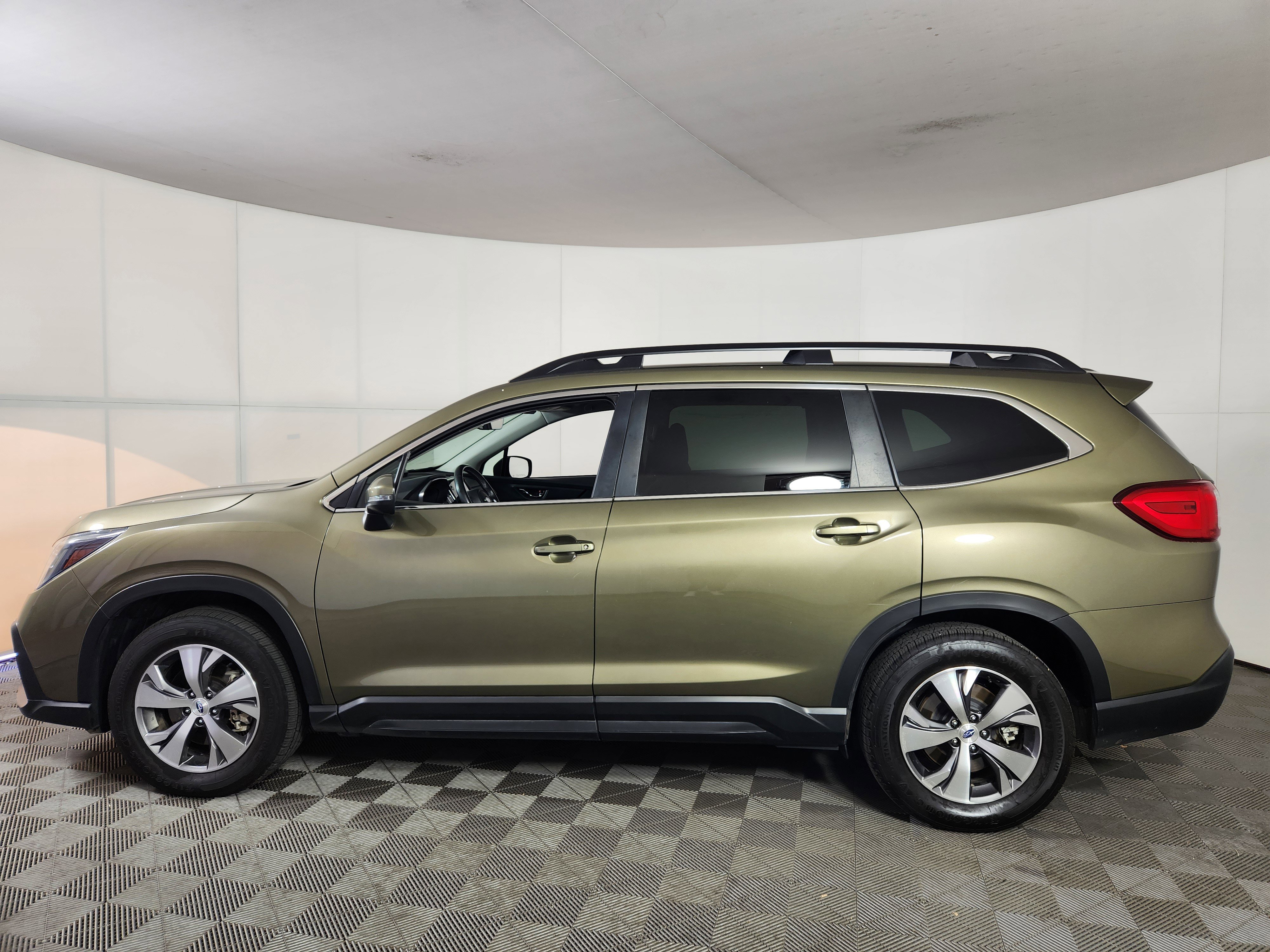 Used 2023 Subaru Ascent Premium w/ Convenience Package image 4