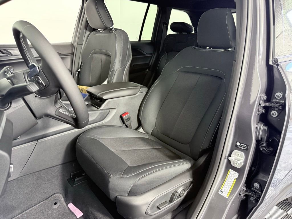 New 2025 Jeep Grand Cherokee Laredo X image 10