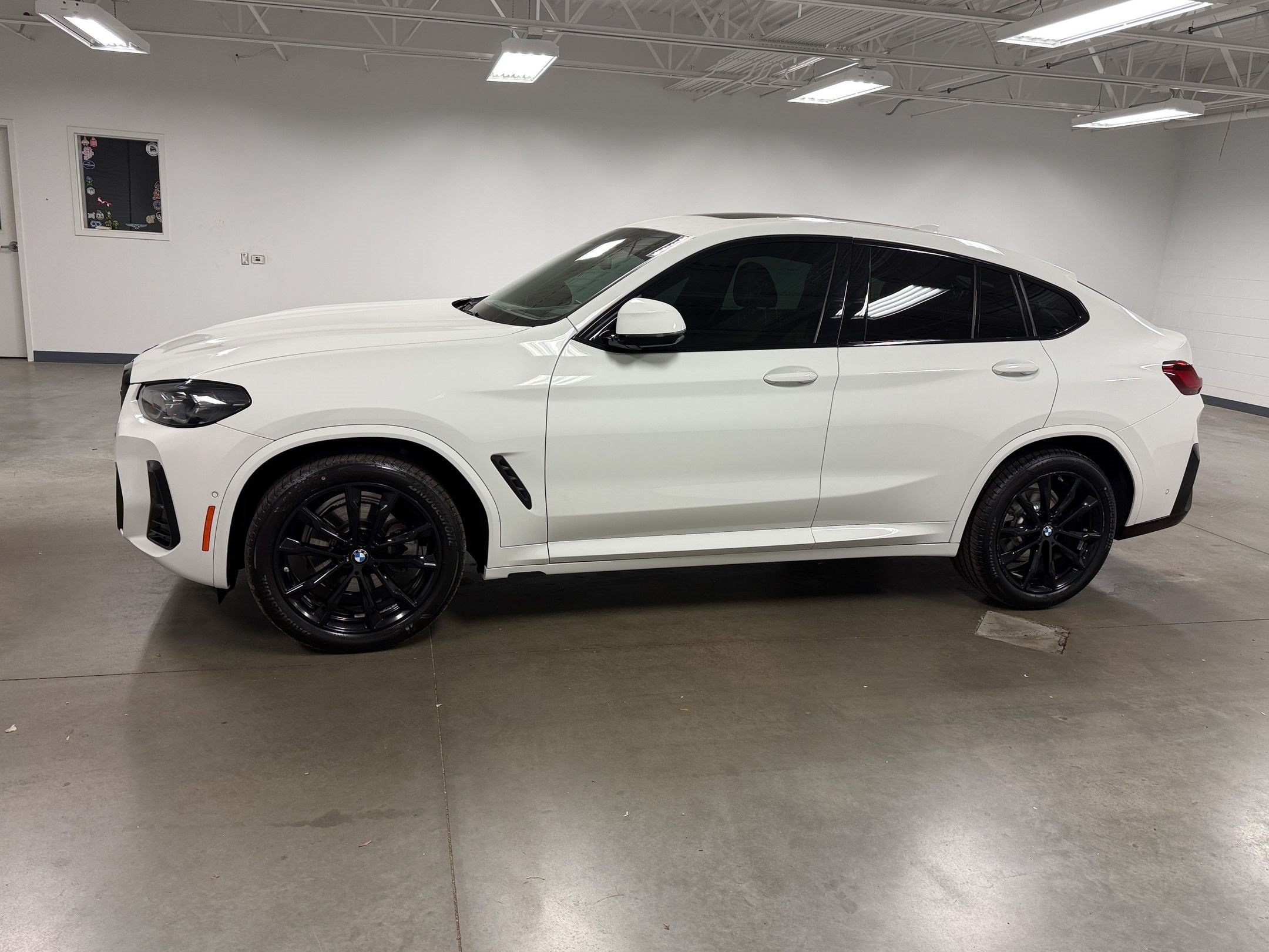 Certified 2025 BMW X4 xDrive30i w/ Premium Package AWD/4WD image 2