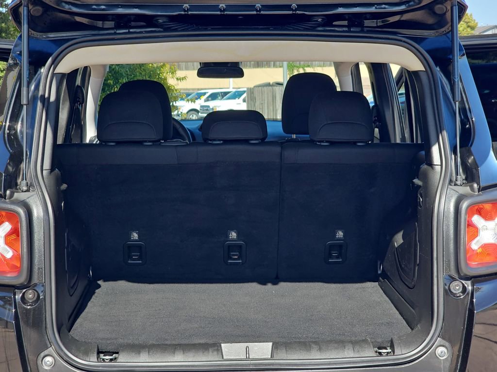 Used 2022 Jeep Renegade Latitude AWD/4WD image 12