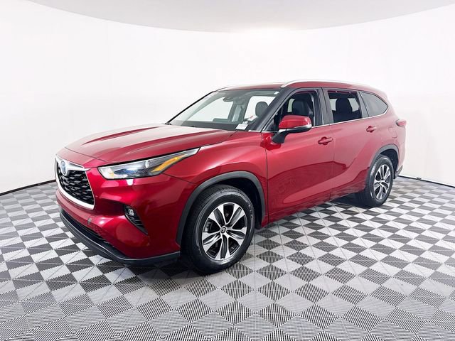Used 2022 Toyota Highlander XLE image 3