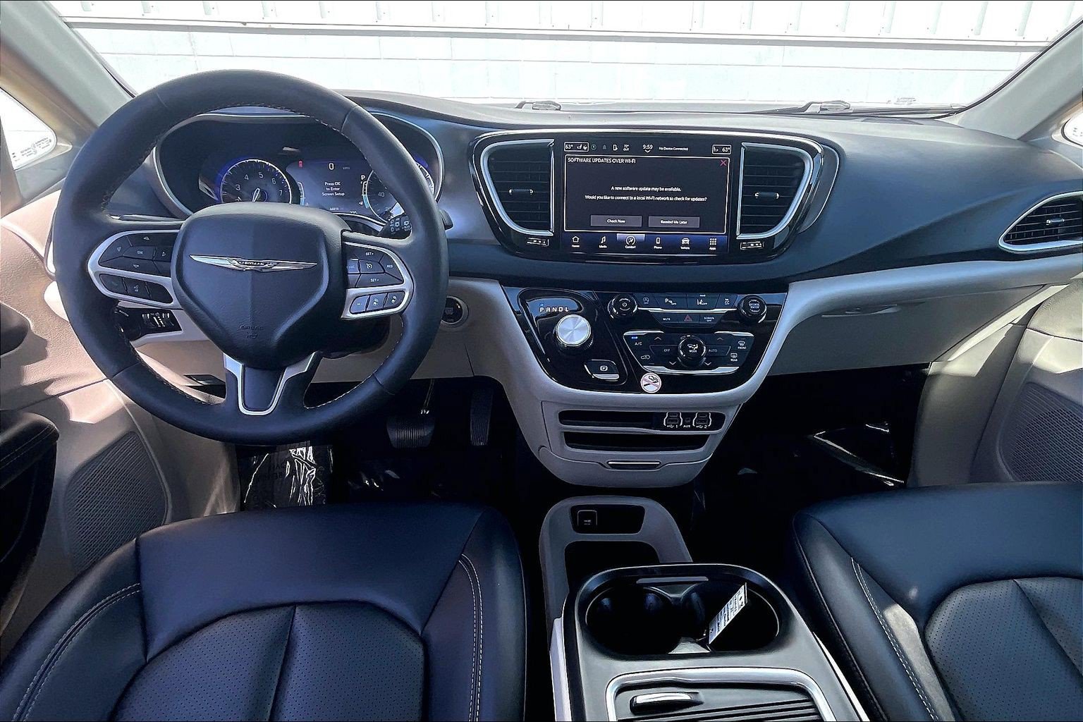 Used 2024 Chrysler Pacifica Touring-L FWD image 19