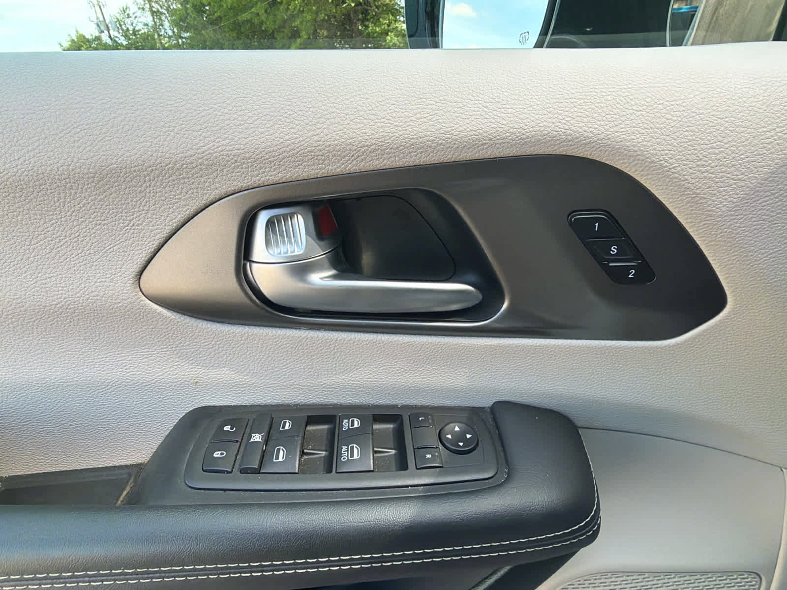 Used 2024 Chrysler Pacifica Touring-L FWD image 18