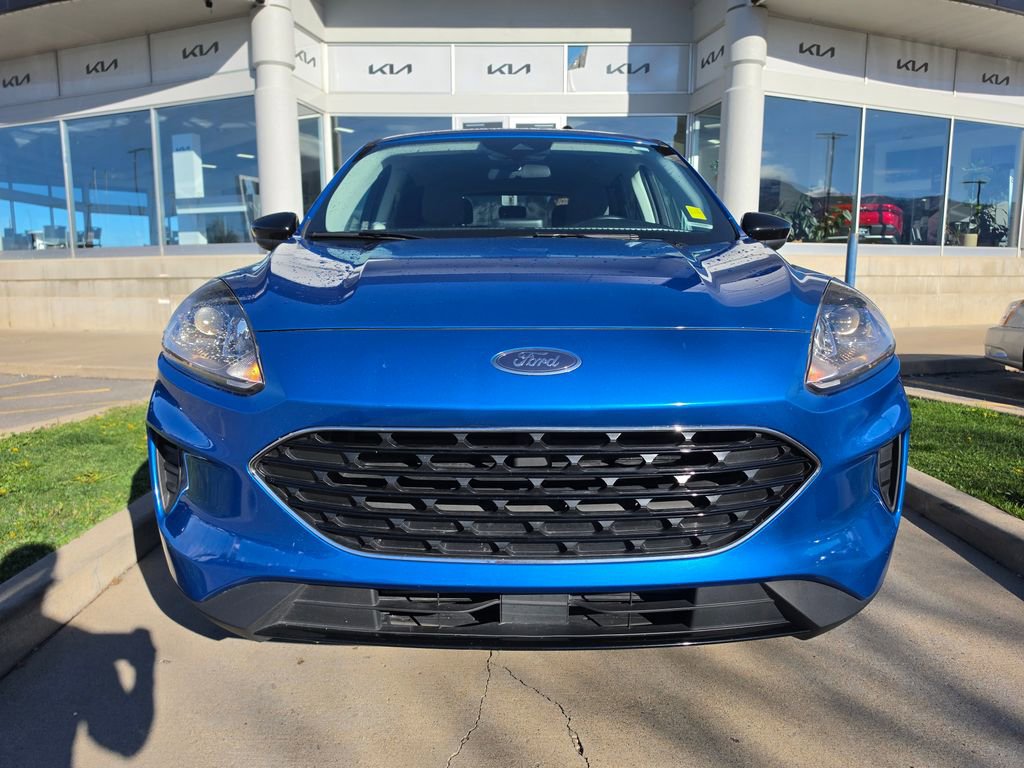 Used 2021 Ford Escape SE w/ SE Sport Appearance Package image 2