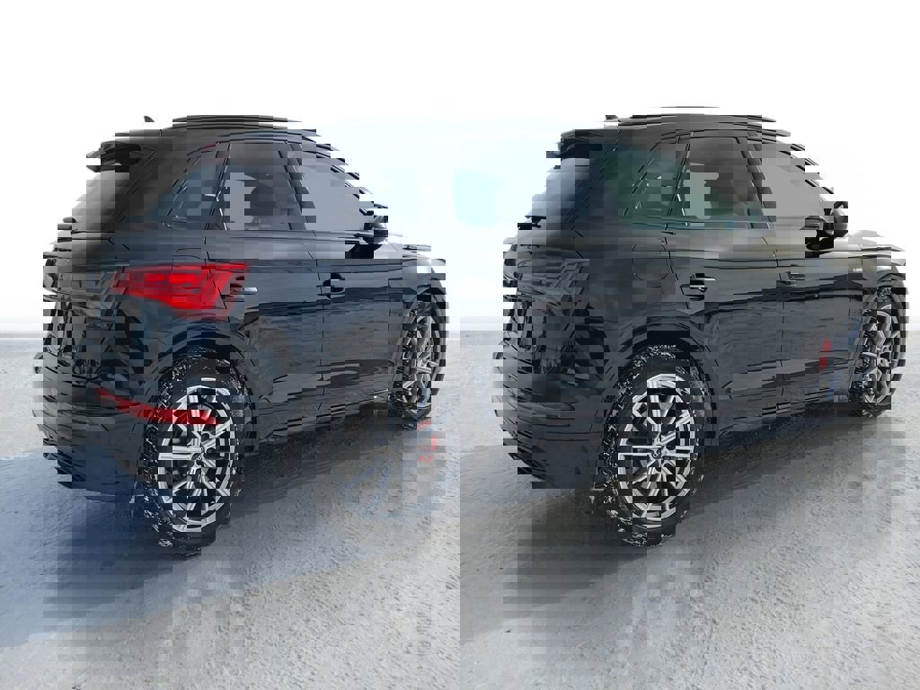 Used 2024 Audi Q5 e Prestige w/ Prestige Package image 4