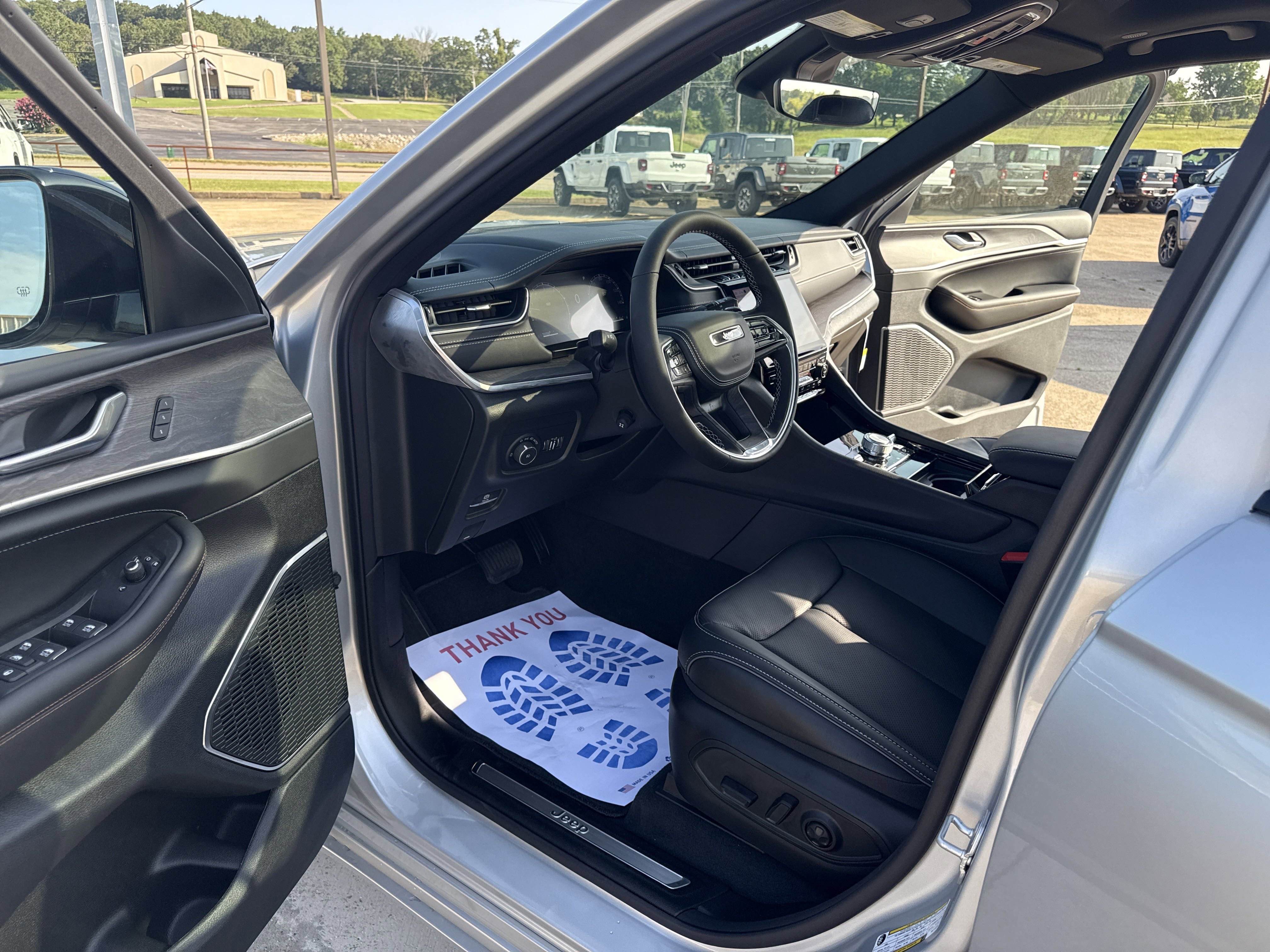 New 2025 Jeep Grand Cherokee L Overland w/ Trailer Tow Package image 10