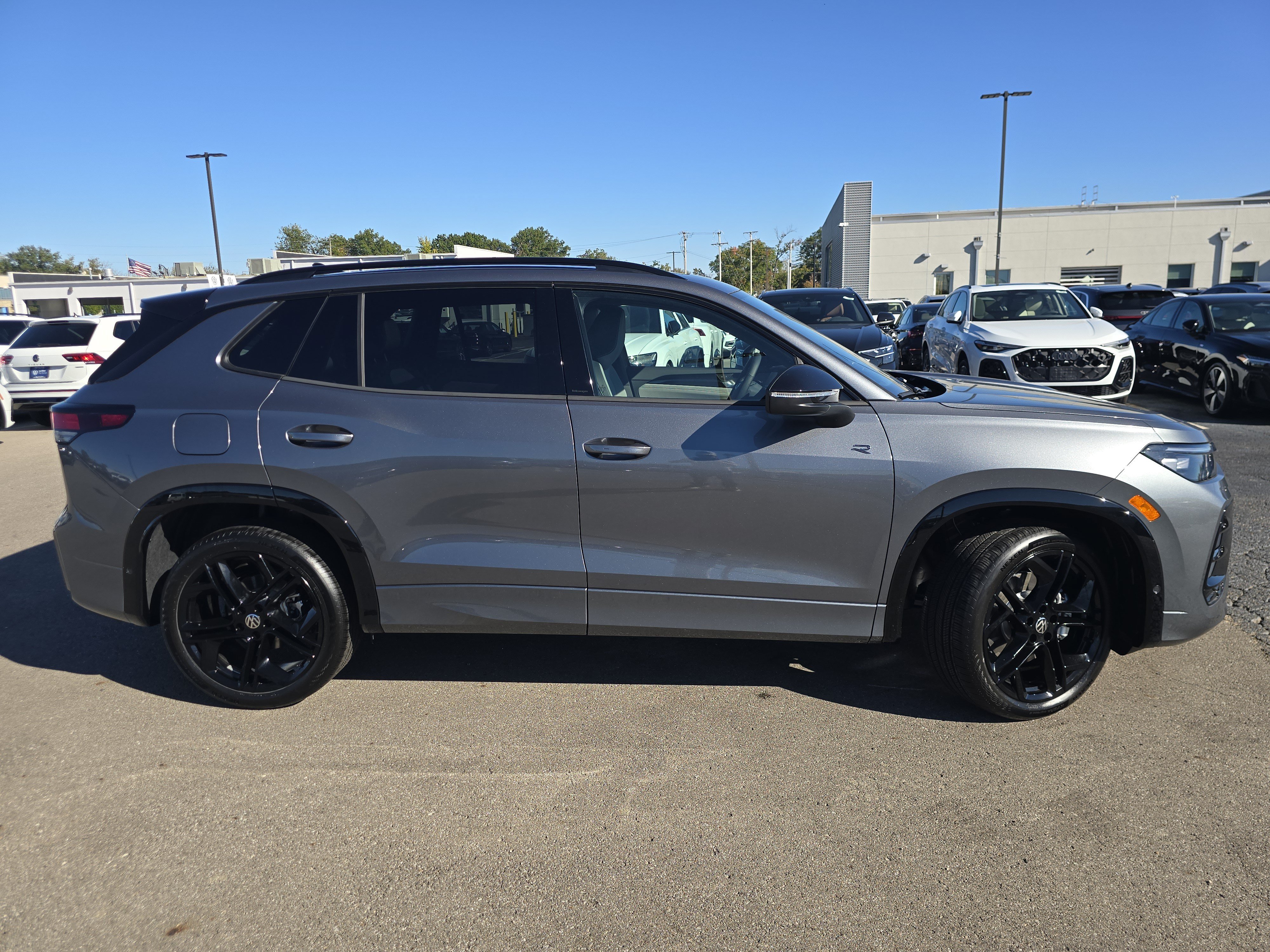 New 2026 Volkswagen Tiguan SE R-Line AWD/4WD image 8