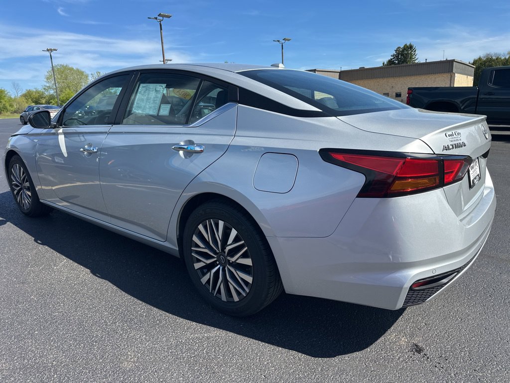 Used 2024 Nissan Altima 2.5 SV FWD image 3