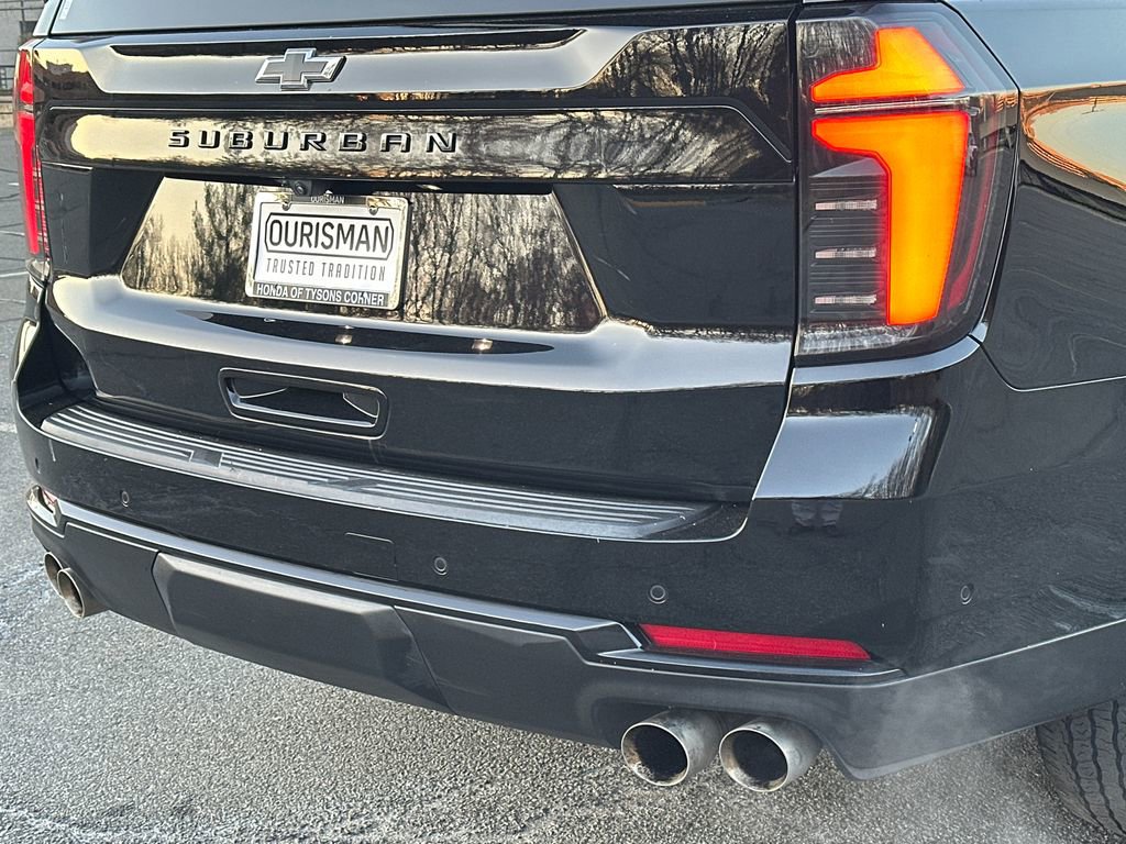 Used 2025 Chevrolet Suburban Z71 image 5