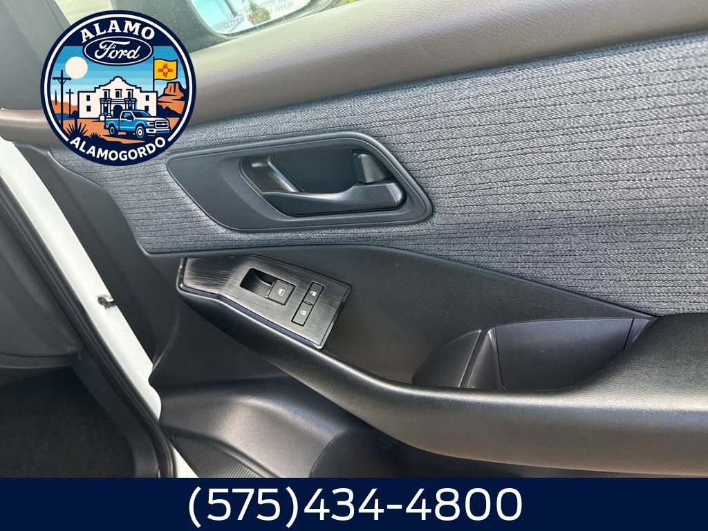 Used 2023 Nissan Rogue S image 16