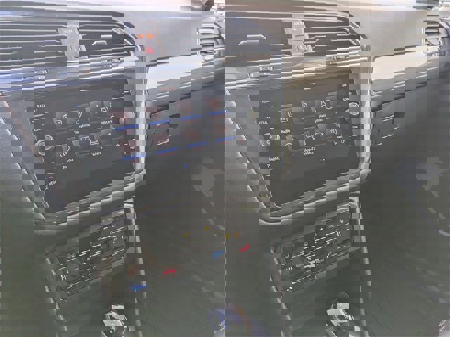 Used 2024 Volkswagen Tiguan SE image 11