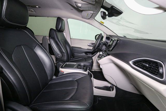 Used 2024 Chrysler Pacifica Touring-L FWD image 16