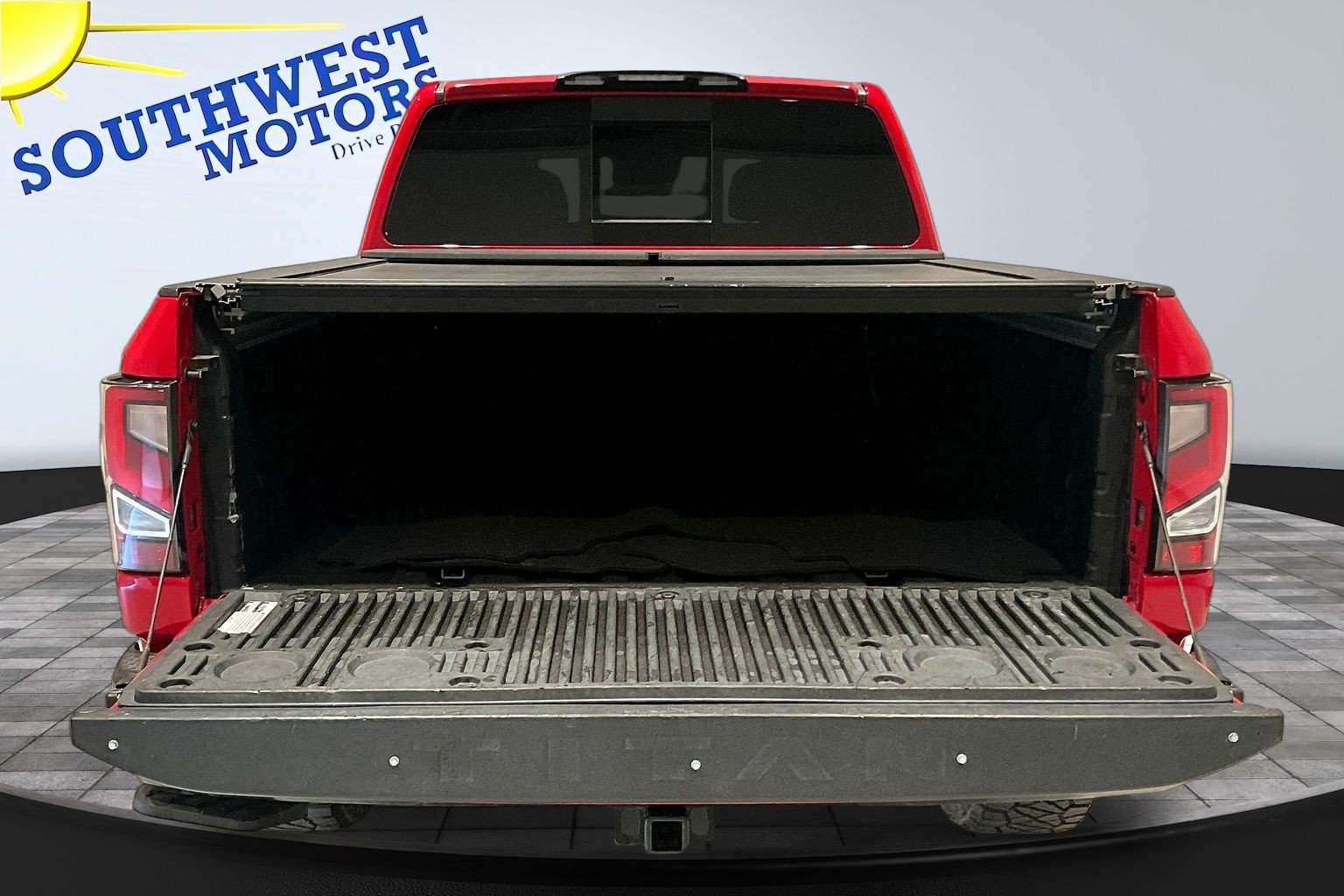 Used 2021 Nissan Titan PRO-4X w/ Pro-4x Convenience Package AWD/4WD image 8