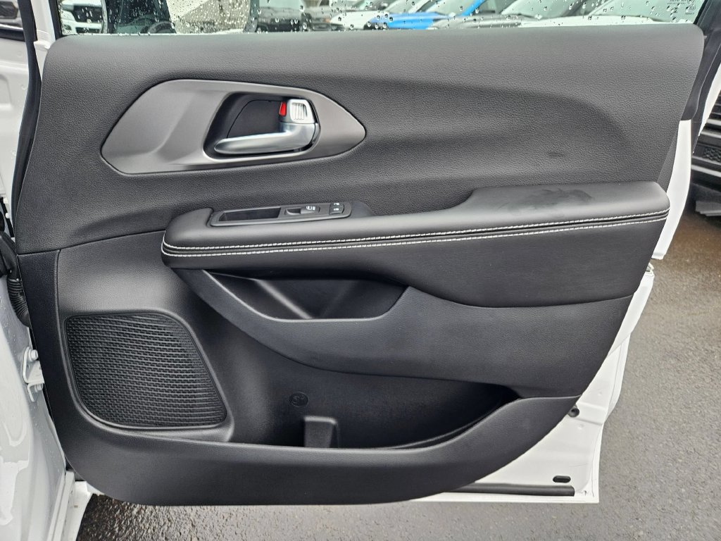 New 2026 Chrysler Pacifica Select AWD/4WD image 18