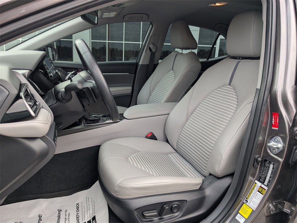 Used 2023 Toyota Camry SE w/ Convenience Package image 11
