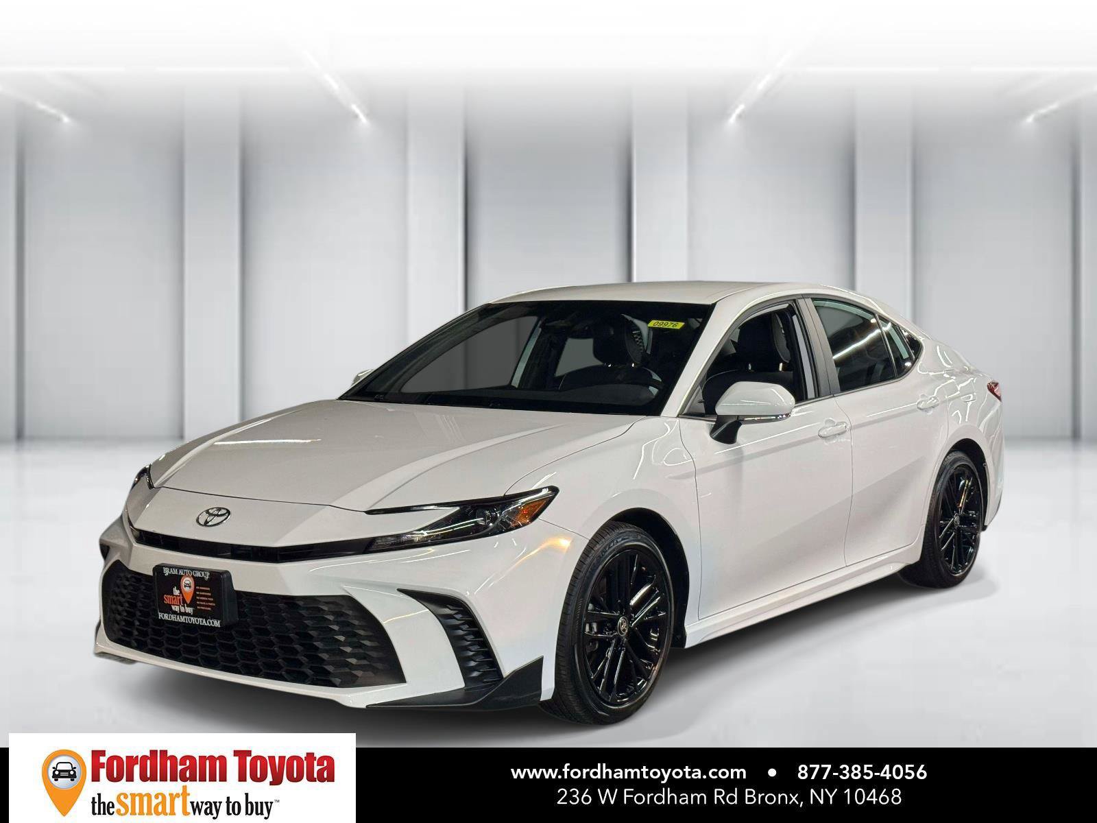 Used 2025 Toyota Camry SE FWD image 4